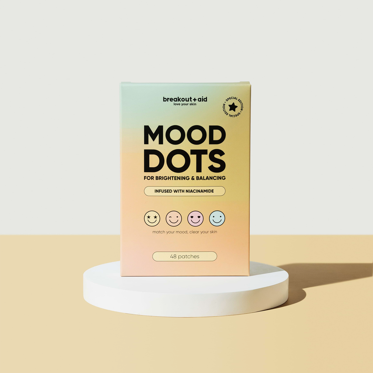 Mood Dots – Packung mit 48 aufhellenden und ausgleichenden Hautpflastern mit Farbverlauf und vier Smiley-Motiven.