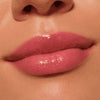 Nahaufnahme glänzender Lippen in einem zarten Rosaton, geschminkt mit dem Catrice Diamond Glaze Gloss Stick für ein glänzendes Finish.