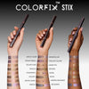 Drei Arme mit unterschiedlichen Hauttönen zeigen je acht schimmernde Farbtöne der Colorfix Stix; jeder hält einen doppelseitigen Make-up-Stift in der Hand.