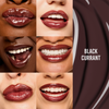 Sechs Nahaufnahmen von glänzenden, dunkelbeerfarbenen Lippen mit dem „Glosswork 4D Ultra Shine Plumping Gloss“ von Danessa Myricks Beauty in der Farbe „Black Currant“.