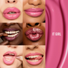Sechs Nahaufnahmen von Lippen mit dem glänzenden rosa „Glosswork 4D“-Lipgloss von Danessa Myricks Beauty, daneben der Schriftzug „IT GIRL“ neben einem rosa Wirbelmuster.