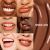 Sechs unterschiedlich geschminkte Lippen tragen den „Glosswork 4D Ultra Shine Plumping Gloss“ von Danessa Myricks Beauty in der Farbe „Spiced Latte“, abgebildet neben einem Farbmischmuster.