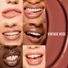 Sechs Nahaufnahmen von lächelnden Lippen mit dem „Glosswork 4D Ultra Shine Plumping Gloss“ von Danessa Myricks Beauty, daneben mit einem Farbmuster beschriftet.