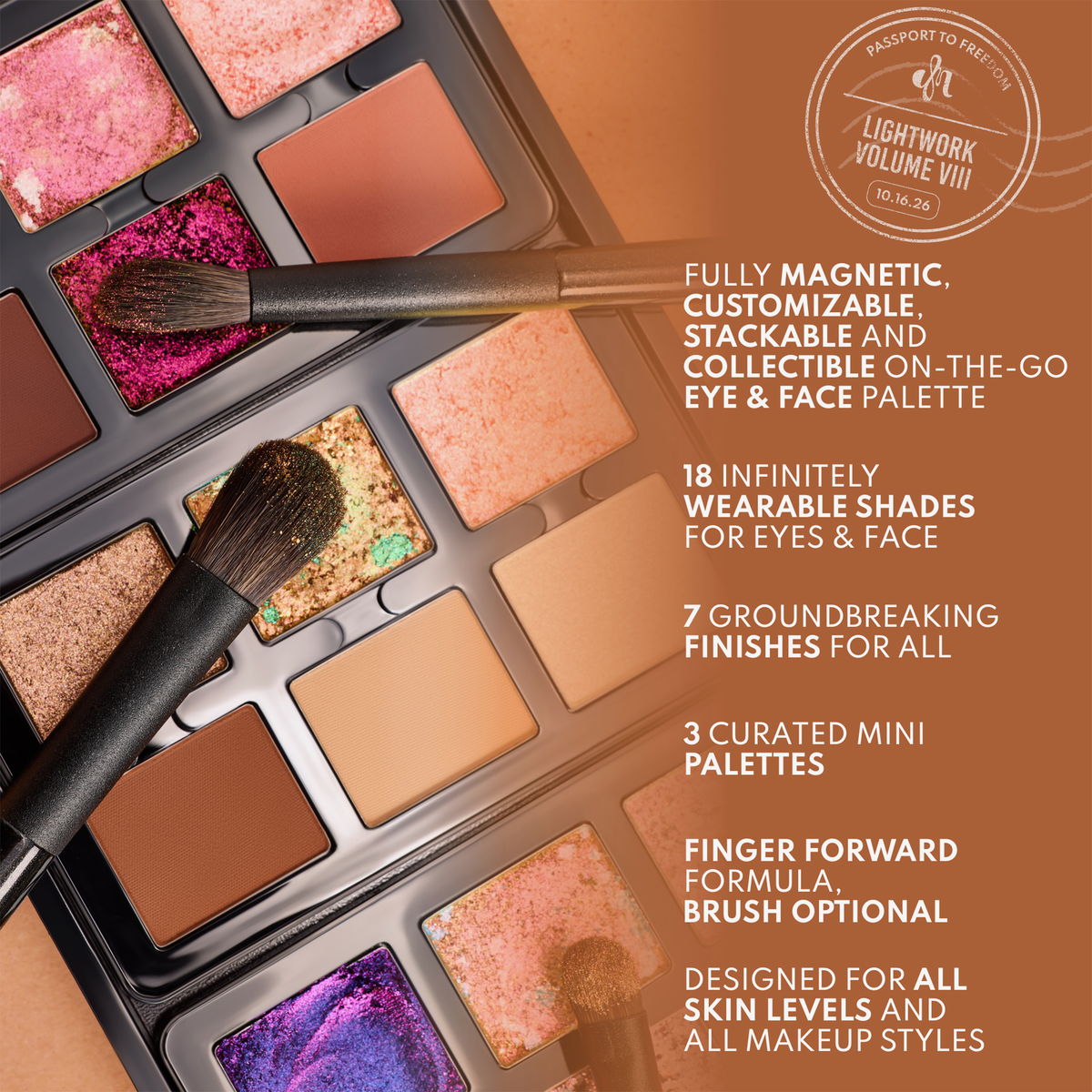 Eine geöffnete Lightwork Palette VIII Freedom Palette mit achtzehn Lidschatten-Fächern und drei Make-up-Pinseln, ergänzt durch einen Text, der ihre Eigenschaften beschreibt.