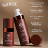 Zwei Größen des Danessa Myricks Yummy Skin Liquid Blurring Balm Sprays vor braunem Hintergrund, mit Text zu Vorteilen wie mattem Finish und hydratisierender Wirkung.
