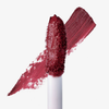 Eine Nahaufnahme des Applikators für den flüssigen Lippenstift „Over The Garden Wall“ von Lethal Cosmetics mit einem Farbtest auf weißem Hintergrund.