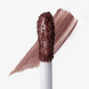 Eine Nahaufnahme des „Over The Garden Wall – Rock Fact Velvet Liquid Lipstick“ von Lethal Cosmetics, im Hintergrund ein Auftragspfad.