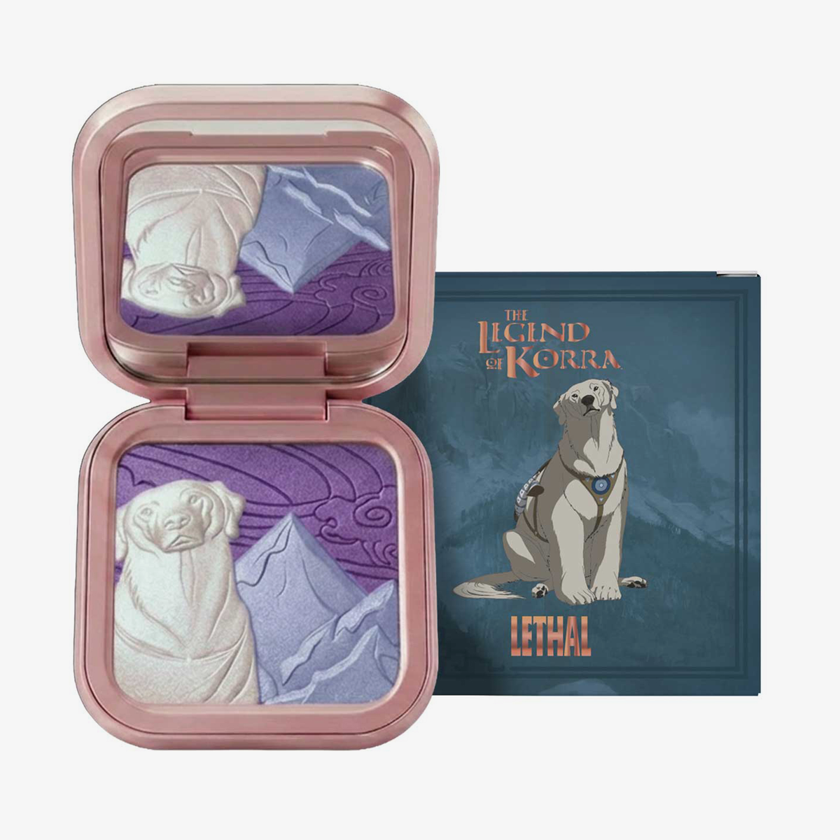 Ein violett-cremefarbener „Naga Blushlighter“-Kompakt von Lethal Cosmetics im Korra-Design, daneben die dazu passende Schachtel.