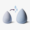 Zwei blaue Schwämme von Lethal Cosmetics mit dem Motiv „Die Legende von Korra“, die sich im nassen Zustand vergrößern; oben sind ein Pfeil und Wassertropfen abgebildet.