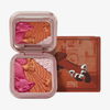 Offene Kompaktdose mit dem „Pabu Blushlighter“ von Lethal Cosmetics – rot-rosa Panda-Make-up, Wellenmuster und themenbezogene Verpackung.