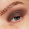 Nahaufnahme eines blauen Auges mit LH Cosmetics The single brown matte eyeshadow, auf dem Lid mit einer natürlichen, gepflegten Braue verblendet.