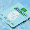 Eine Mario Badescu Advanced Collagen Hydrogel Mask 3er Packung auf spritzendem blauen Wasser.