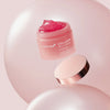 Schwebender offener Tiegel der medicube Collagen Jelly Cream vor rosa Kugeln.