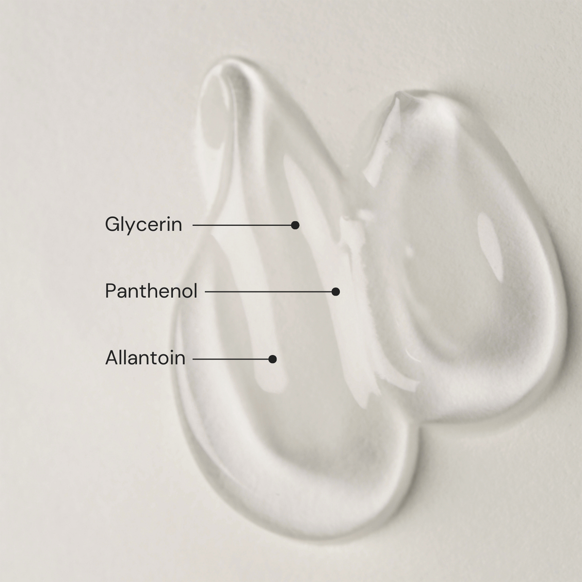 MERME Delicate Dissolve Face Cleanser: klare Geltröpfchen mit Glycerin, Panthenol und Allantoin auf einer leichten Oberfläche.