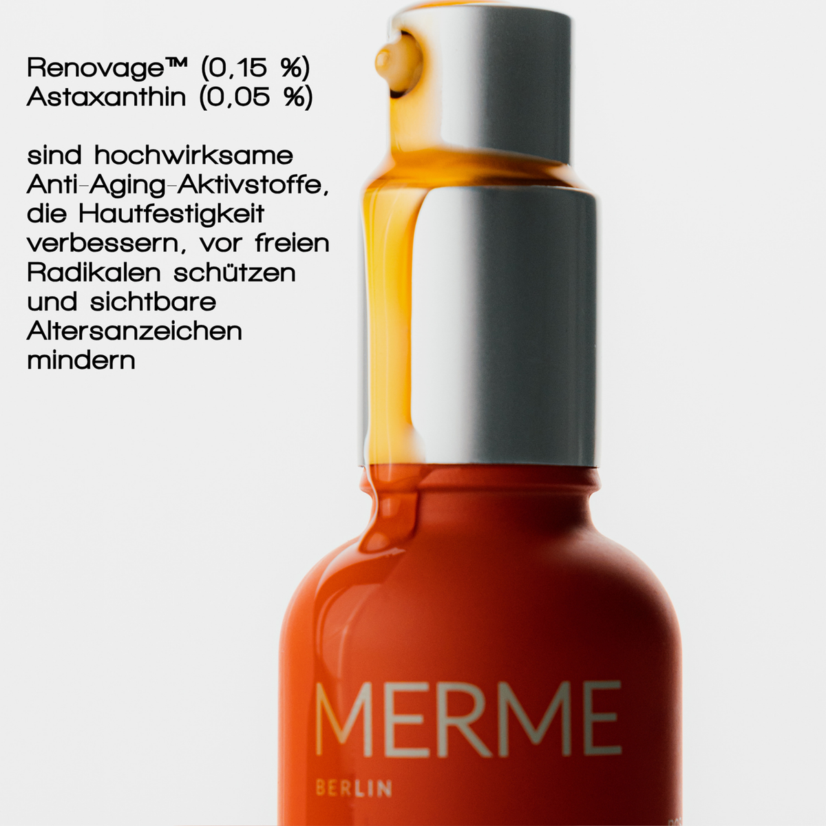 Nahaufnahme einer MERME Glowing Guard Face Oil Flasche mit deutschem Text, der die Anti-Aging Inhaltsstoffe hervorhebt.
