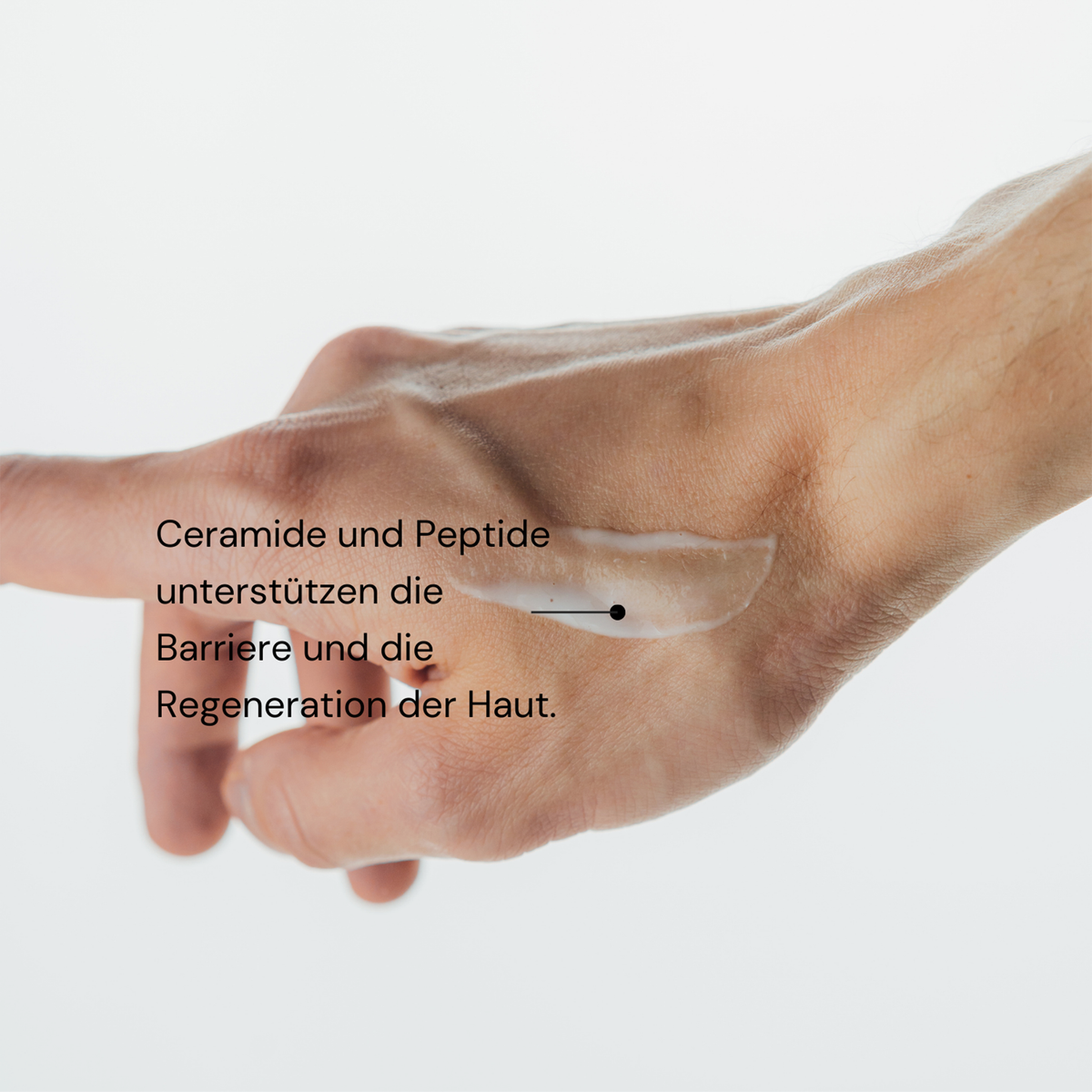 Eine Hand mit aufgetragener Milky Drops Face Moisturiser von MERME, mit deutschem Text über die Vorteile von Ceramid und Peptiden.