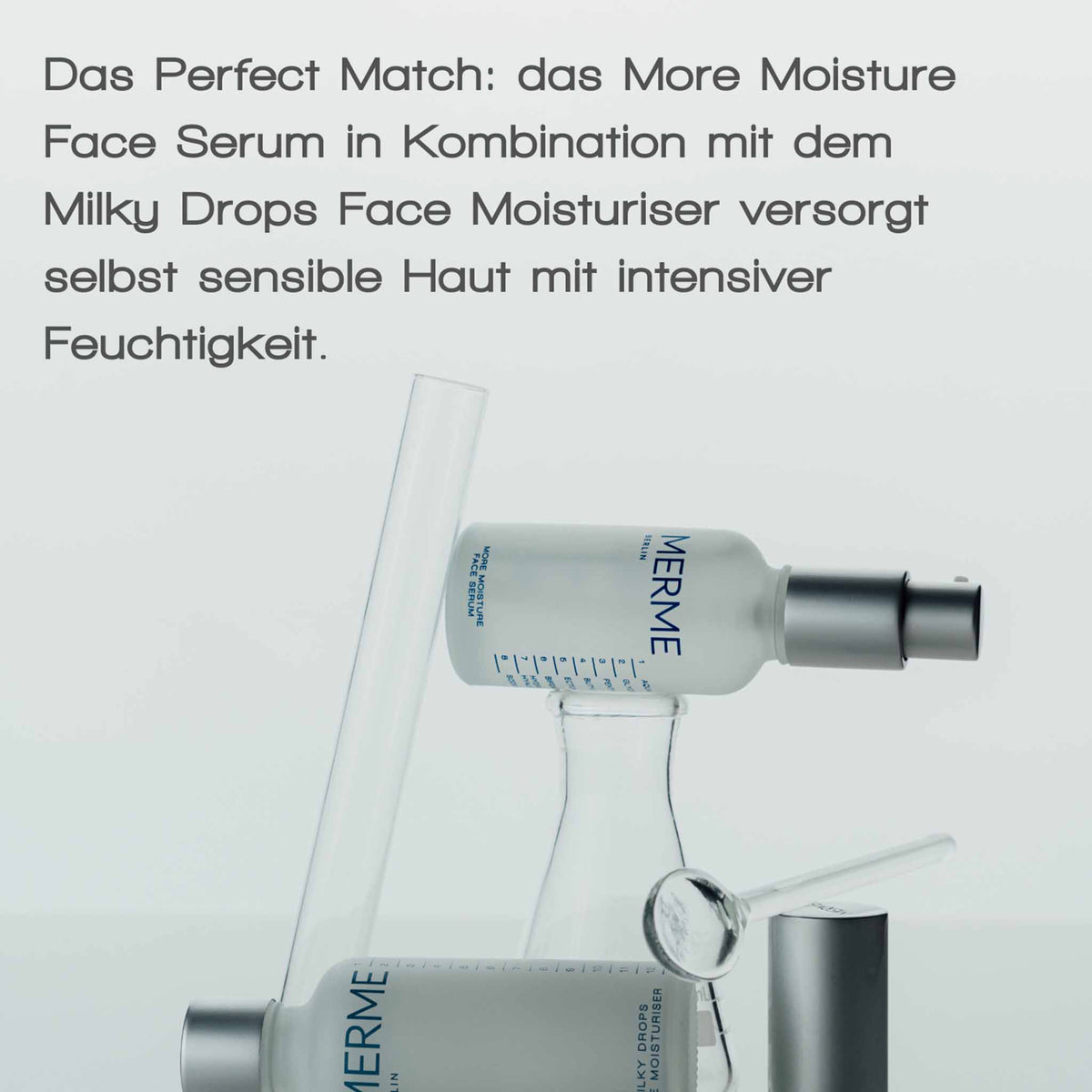 Zwei Flaschen MERME More Moisture Face Serum neben einem gläsernen Laborgerät, mit Text, der die feuchtigkeitsspendenden und hautpflegenden Eigenschaften hervorhebt.