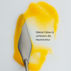 Ein Spachtel verteilt das gelbe MERME New by Morning Retinal Serum mit dem Text "Glättet Falten & verfeinert die Hautstruktur".