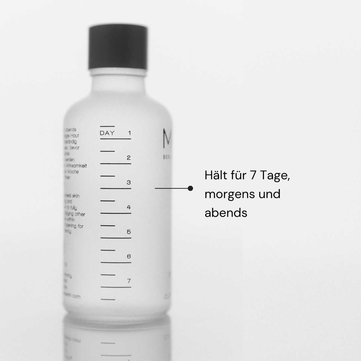 Das MERME Oxygen Water 4-Wochen-Set besteht aus einer durchsichtigen Flasche mit Tagesmarkierungen und reicht für 7 Tage, morgens und abends.