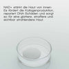 Eine Glas-Petrischale steht vor weißem Hintergrund mit deutschem Infotext über die Wirkung des MERME Pore & Line Refine Face Serums auf die Haut.