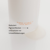 Die weiße Flasche des MERME Super Stable C Face Serum ist mit einem deutschen Text über seine Vorteile versehen.