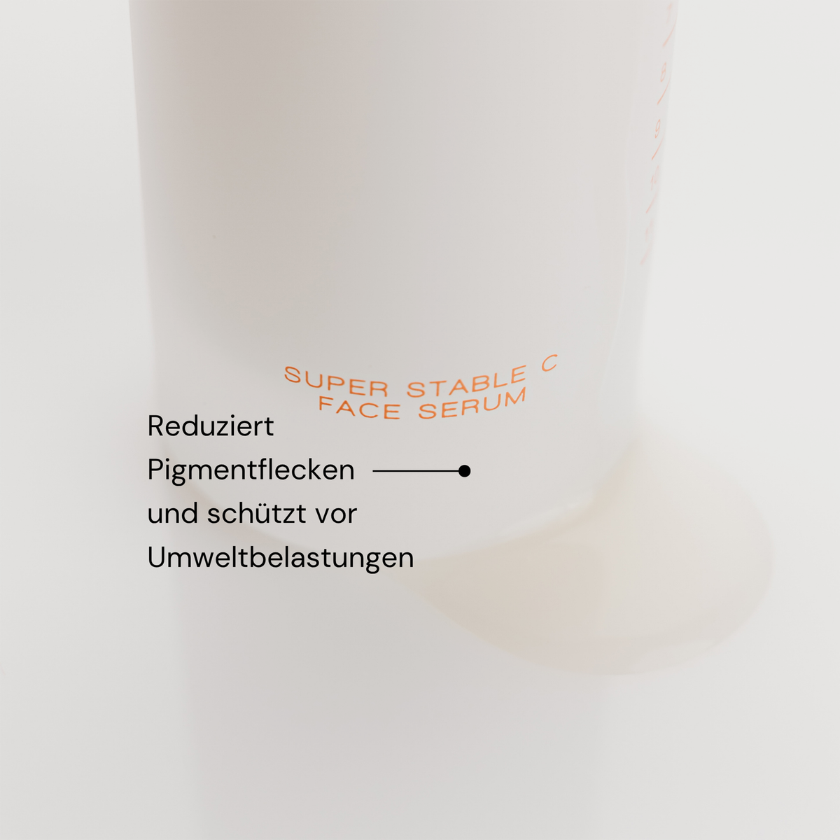 Die weiße Flasche des MERME Super Stable C Face Serum ist mit einem deutschen Text über seine Vorteile versehen.