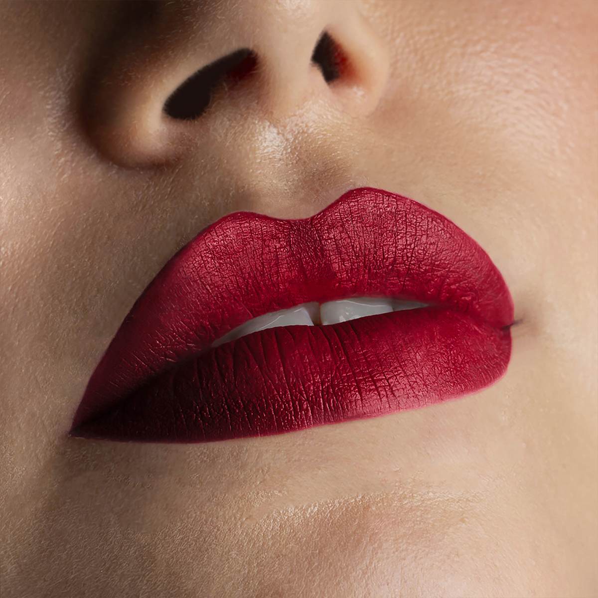 Nahaufnahme von Lippen mit mattem, dunkelrotem Lippenstift aus dem COSMIC KISS CHRISTMAS KIT von Mesauda Beauty.