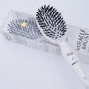 Zwei Stück Miracle Brush® X HAIRtamin® liegen auf weißem Hintergrund.