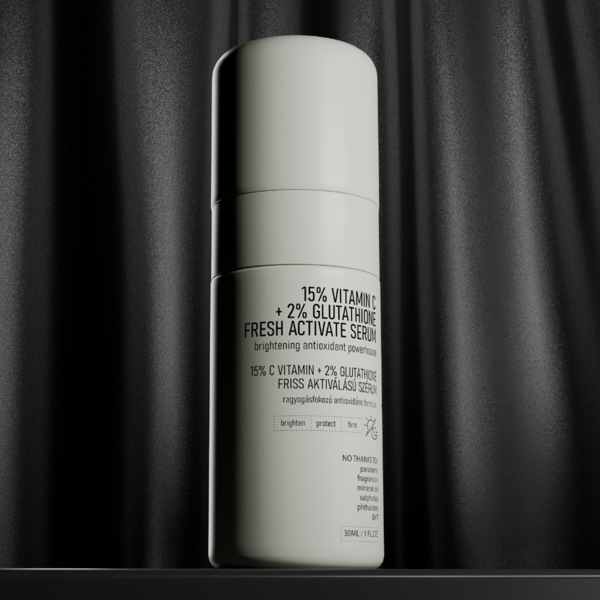 Eine Flasche NERDS. 15% Vitamin C + 2% Glutathion Fresh Active Serum ist vor einem dunklen, drapierten Hintergrund zu sehen.