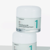 Zwei Tiegel der Numbuzin No.1 Pantothenic B5 Active Soothing Cream, gestapelt vor einem weißen Hintergrund.