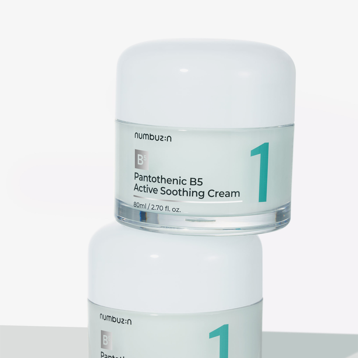 Zwei Tiegel der Numbuzin No.1 Pantothenic B5 Active Soothing Cream, gestapelt vor einem weißen Hintergrund.