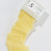 Ein geöffneter Behälter mit numbuzin No.5 Vitamin-Niacinamid-Konzentrat-Pads wird auf einer weißen Fläche aufgefächert.