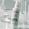 Sprühflasche Redness Relief Mist mit einem Aufdruck, der auf die beruhigenden Eigenschaften, die klinische Erprobung und den Wirkstoff Hypochlorige Säure hinweist.