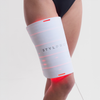 Person, die das STYLPRO Rotlicht-Ganzkörperpaneel zur Therapie am Oberschenkel verwendet.