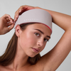 Eine Person, die ein gebogenes, hellgraues STYLPRO Red Light LED-Stirnband trägt.