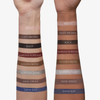 Auf zwei Armen mit unterschiedlichen Hauttönen sind ordentliche Reihen von Farbmuster des SWEED Satin Eyeliners zu sehen, die von oben nach unten beschriftet sind.