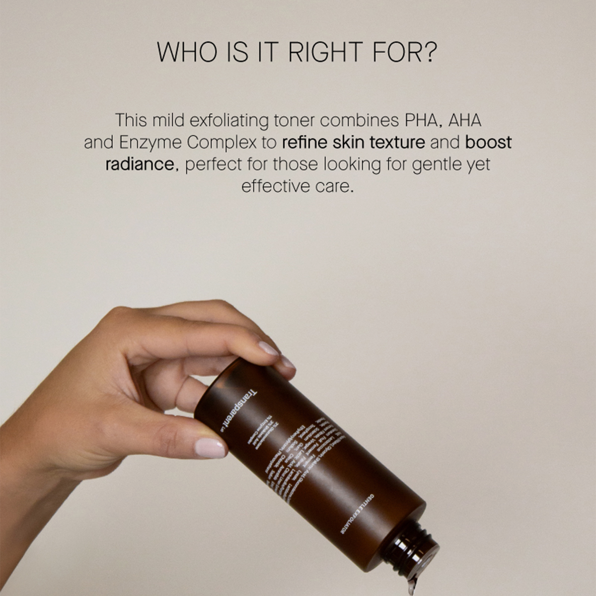 Eine Hand hält die Flasche des Gentle Exfoliator von Transparent Lab vor einem beigen Hintergrund, darüber die Produktvorteile.