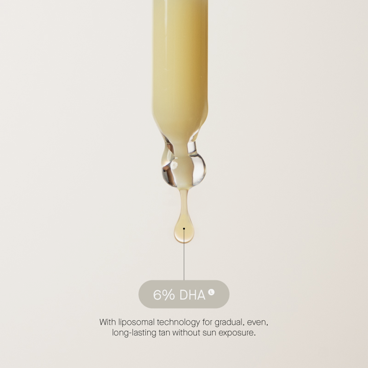Ein Tropfer gibt den beigen Liposomal DHA Face Tanner (6% DHA) von Transparent Lab für eine allmähliche, gleichmäßige Bräune ohne Sonne frei.