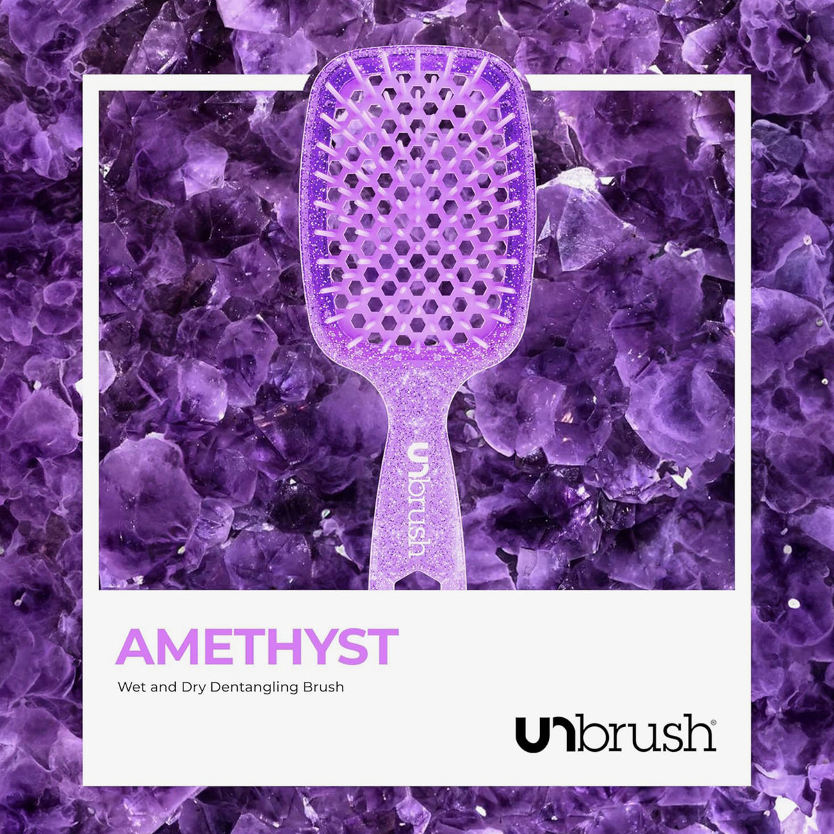 Kleine Versione der UNbrush Glitter Duo Wet and Dry Detangling Brush von UNbrush auf einem Amethystkristall-Hintergrund abgebildet.