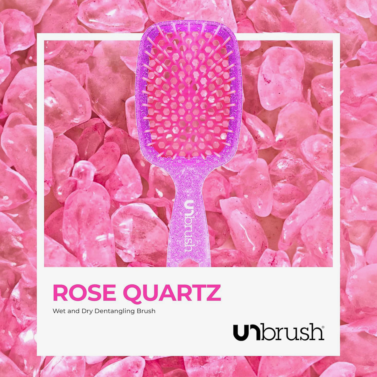 Kleine Bürste des UNbrush Glitter Duo Set Rose Quartz Pink auf Rosenquarzsteinen abgebildet.