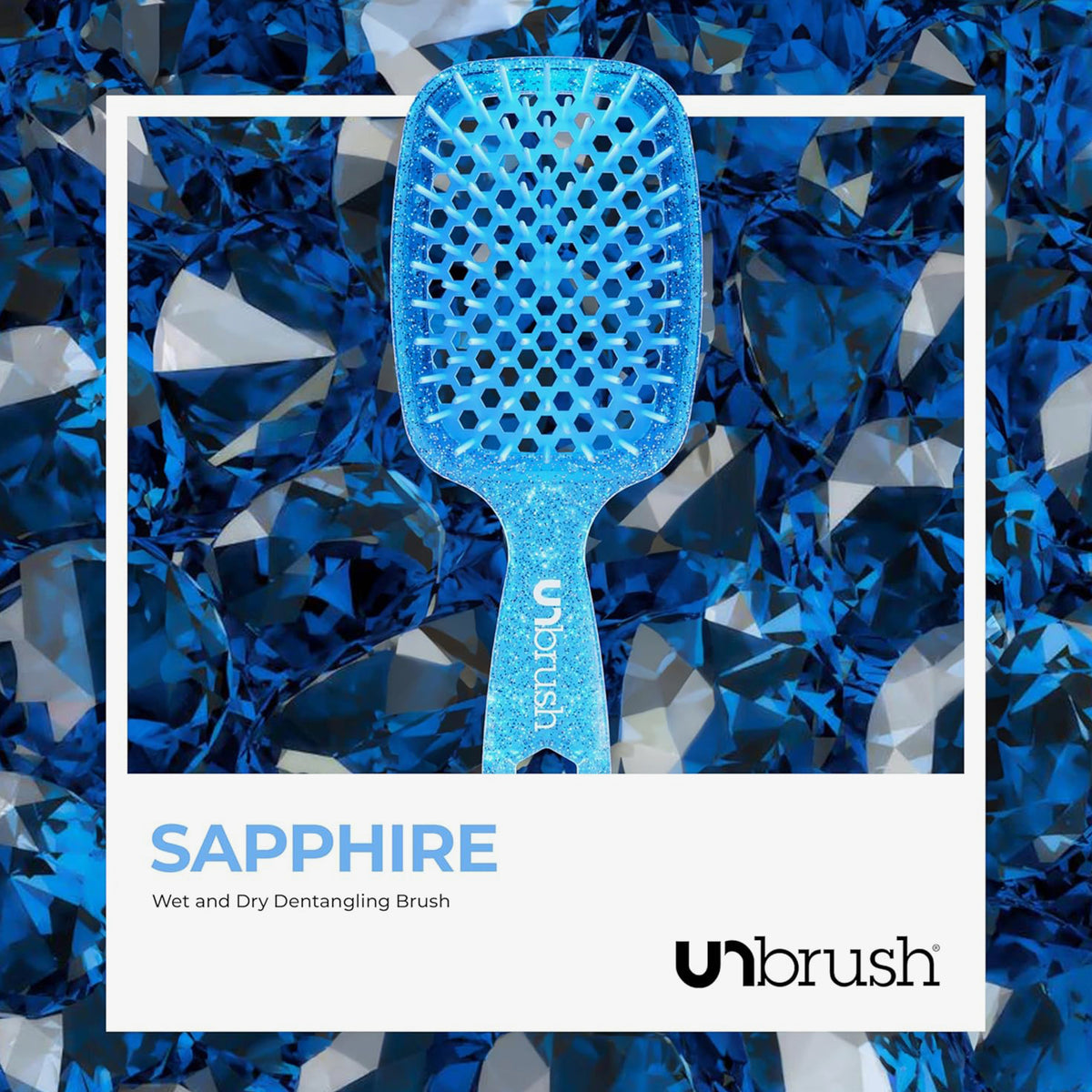 Kleine Bürste des UNbrush Glitter Duo Set Sapphiere Blue auf blauen Sapphirsteinen abgebildet.