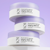 Drei übereinander gestapelte „Geek & Gorgeous Mighty Melt“-Reinigungsbalsame (150 ml) vor einem violetten Hintergrund mit Farbverlauf.