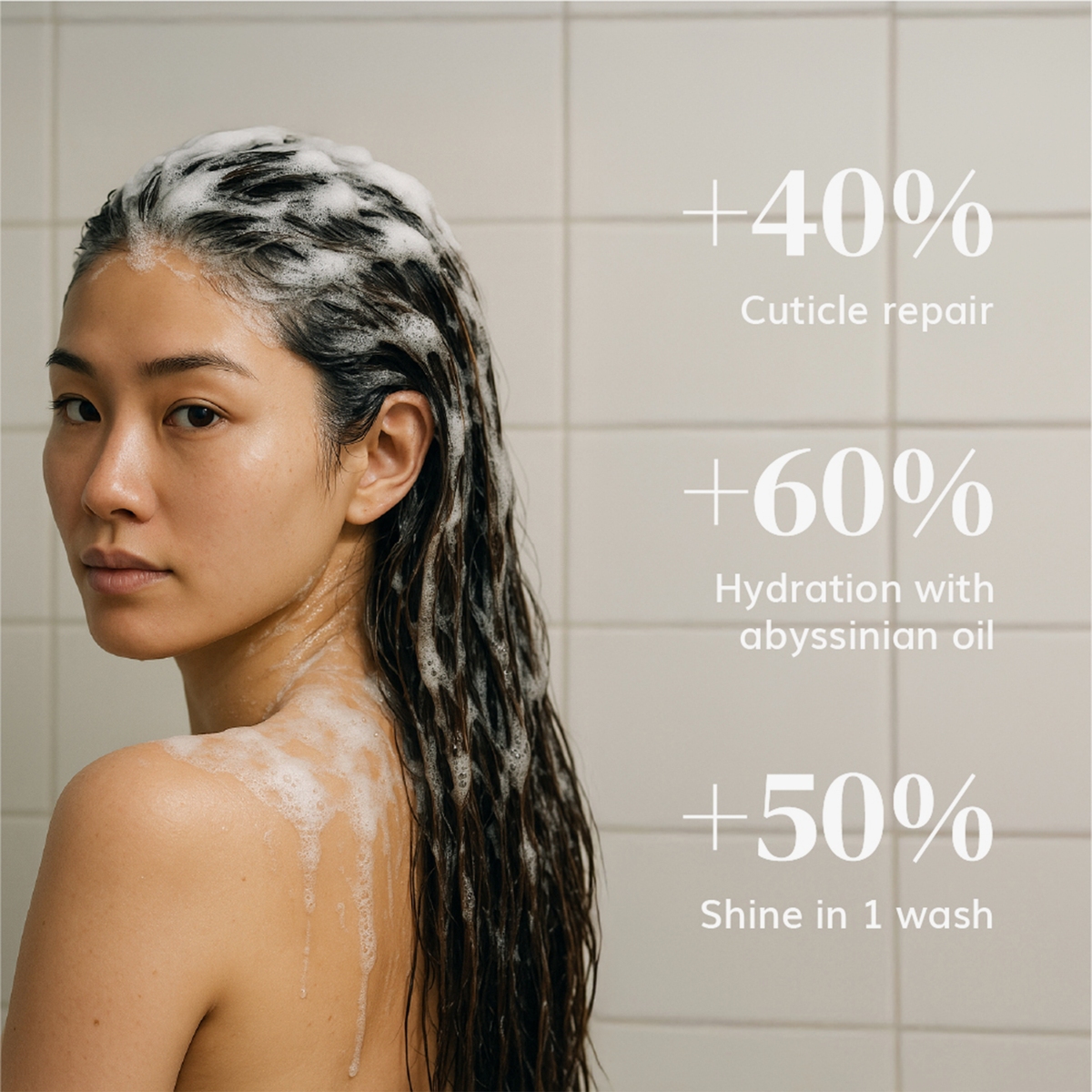 Frau mit nassem, seifigem Haar unter der Dusche; das „Abyssian Nano Repair Shampoo“ verspricht Haarreparatur, Feuchtigkeitsversorgung und Glanz.