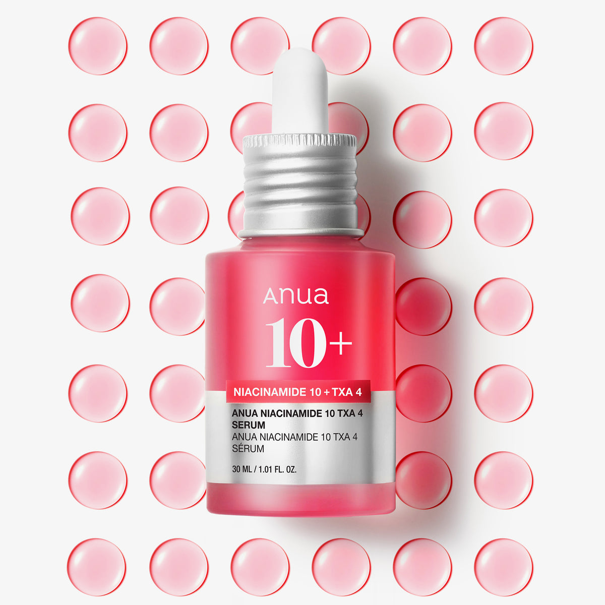 Eine rosafarbene Serum-Tropfflasche mit der Aufschrift „Niacinamide 10 % + TXA 4 % Serum“ liegt auf einem Hintergrund aus rosafarbenen, durchscheinenden Punkten.