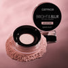 Catrice Cosmetics Bright & Blur Setting Powder in Soft Pink ist mit Puder um den offenen Behälter herum verschüttet.