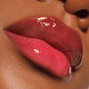 Nahaufnahme glänzender Lippen in einem intensiven Kirschrot, aufgetragen mit dem Catrice Colour Cushion Juicy Lip Oil in Crimson Crush.