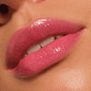 Nahaufnahme glänzender Lippen in einem zarten Rosaton, geschminkt mit dem Catrice Diamond Glaze Gloss Stick für ein glänzendes Finish.