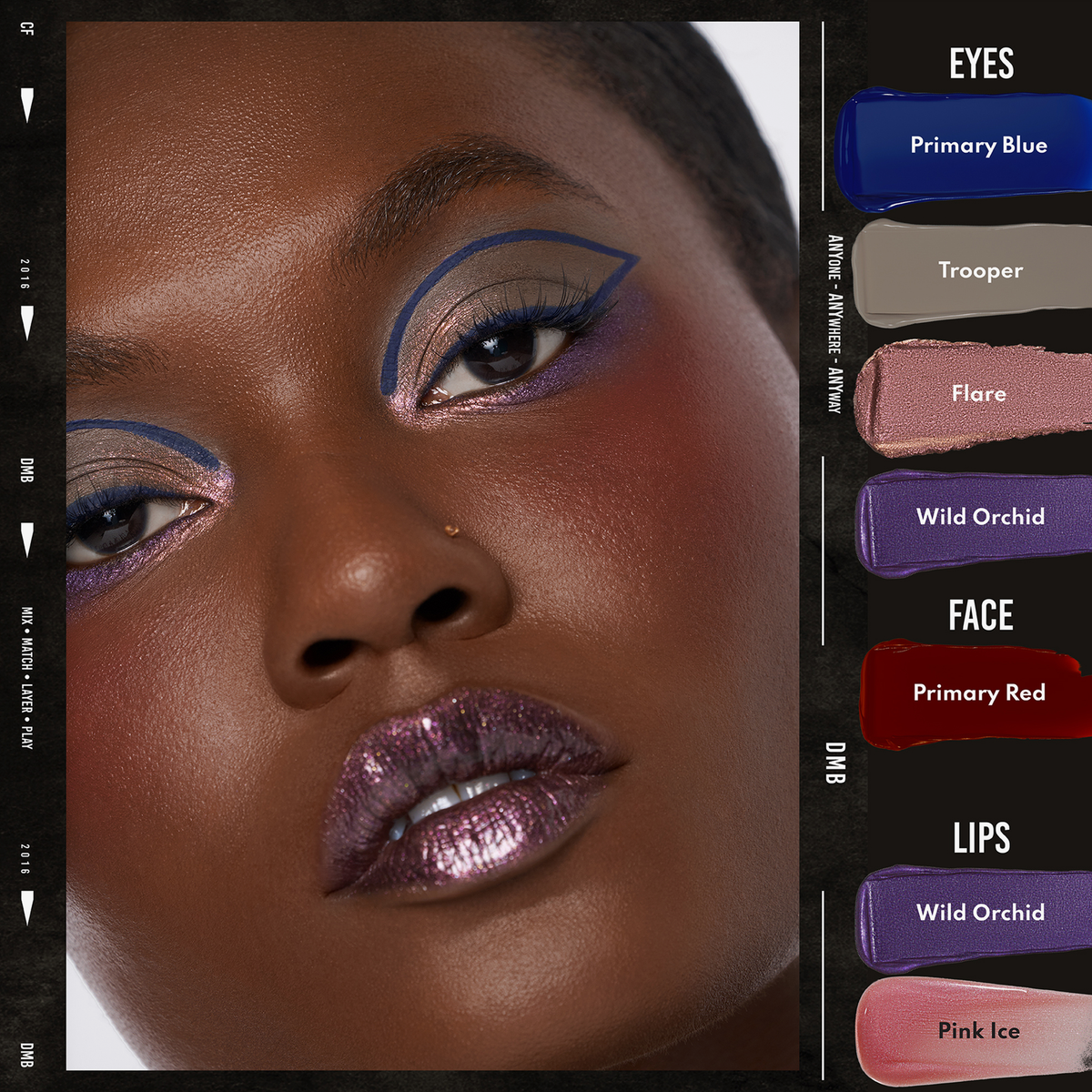 Nahaufnahme einer Person, die Danessa Myricks Beauty Colorfix Glaze auf Augen, Gesicht und Lippen in kräftigen Blau- und Metallic-Pink-Tönen trägt.