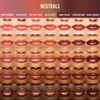 Neun Farbtöne des „Glosswork 4D Ultra Shine Plumping Gloss“ von Danessa Myricks Beauty werden auf fünf unterschiedlichen Hauttönen präsentiert.