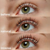 Drei Nahaufnahmen eines Auges: ungeschminkt, mit natürlichem Mascara-Look und mit intensivem Mascara-Look für längere, dichtere Wimpern.